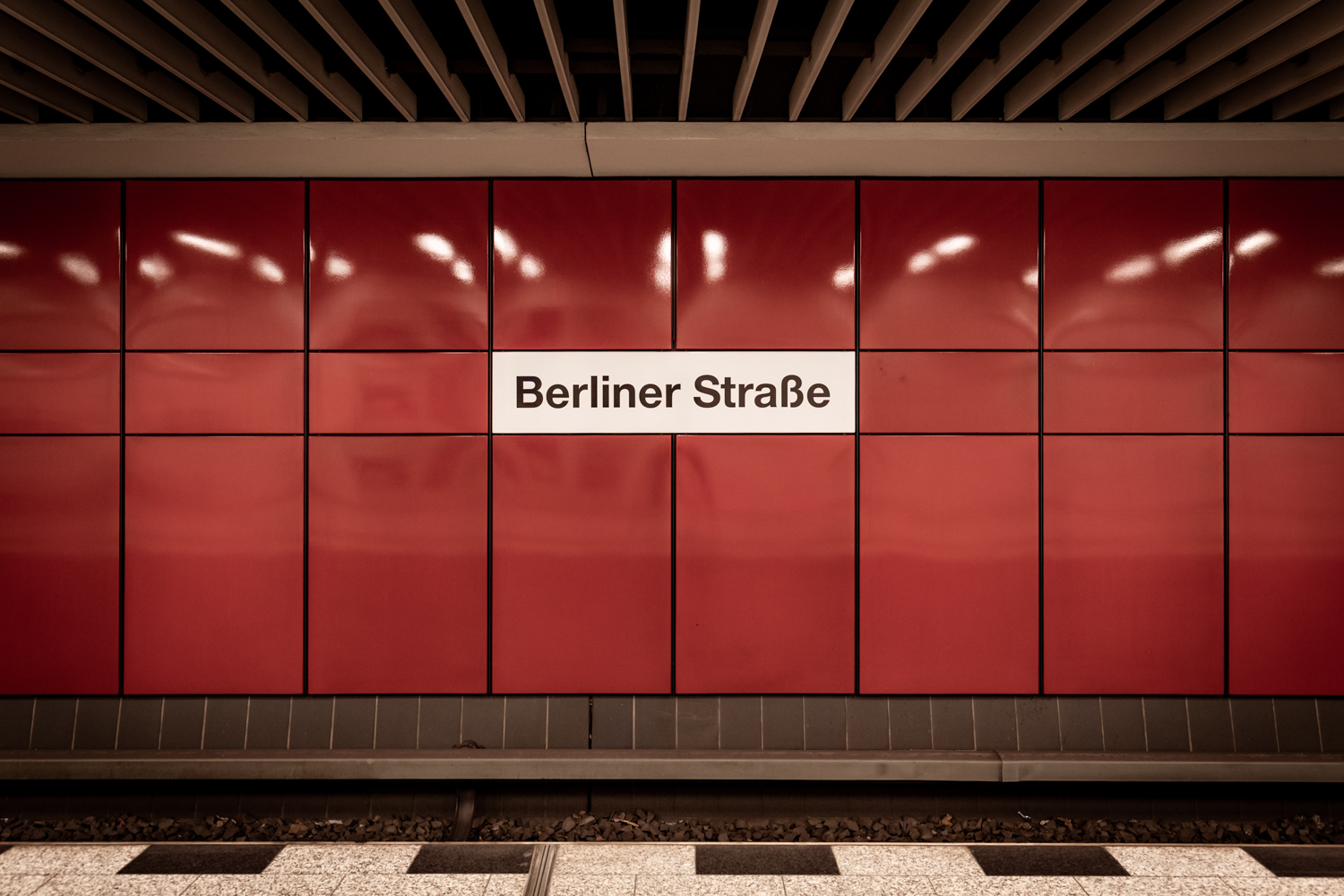 Architekturfotografie eine Schildes im Berliner U-Bahnhof Berliner Straße