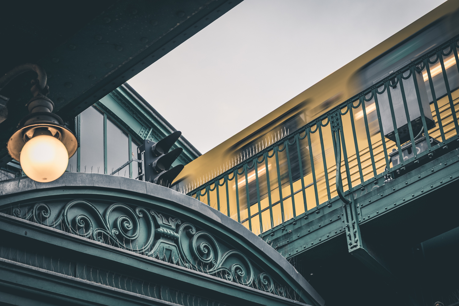 detailierte Architekturfotografie eines grünen S-Bahnhofes in Berlin